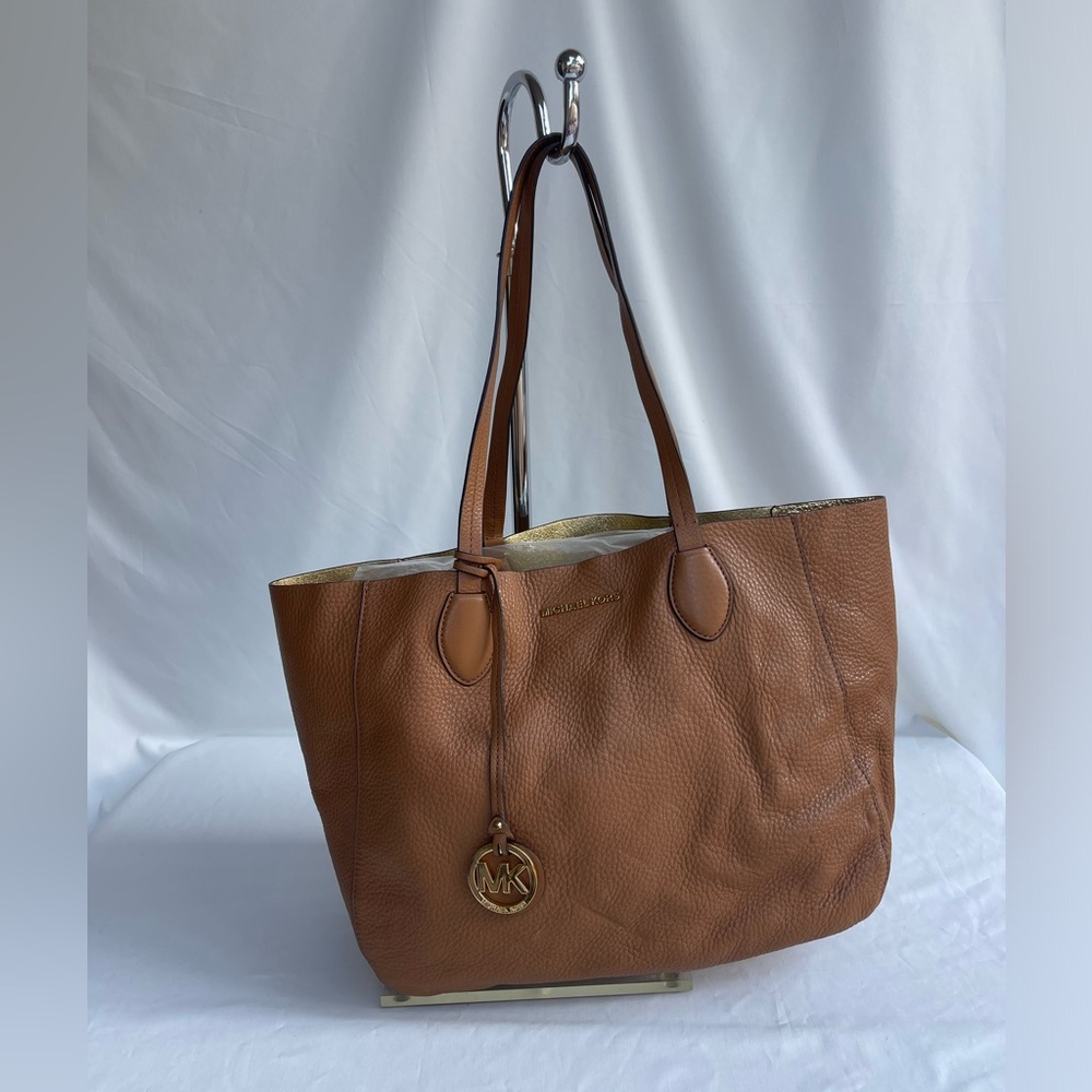 MICHAEL KORS MAE REVERSIBLE BROWN/GOLD LEATHER TOTE  Appr. 12H X 17.5L New